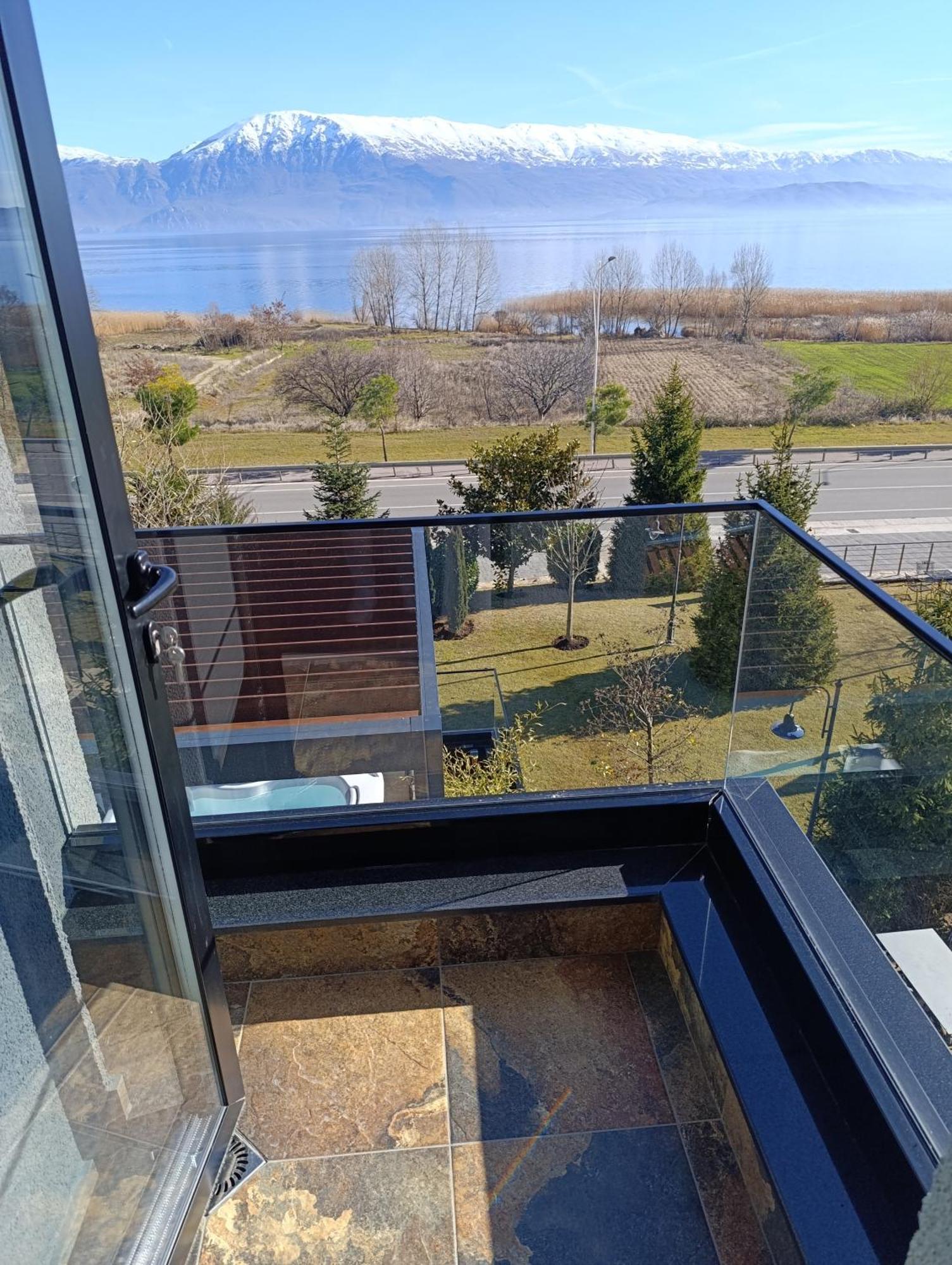 Toka Hotel Restaurant Udenisht エクステリア 写真